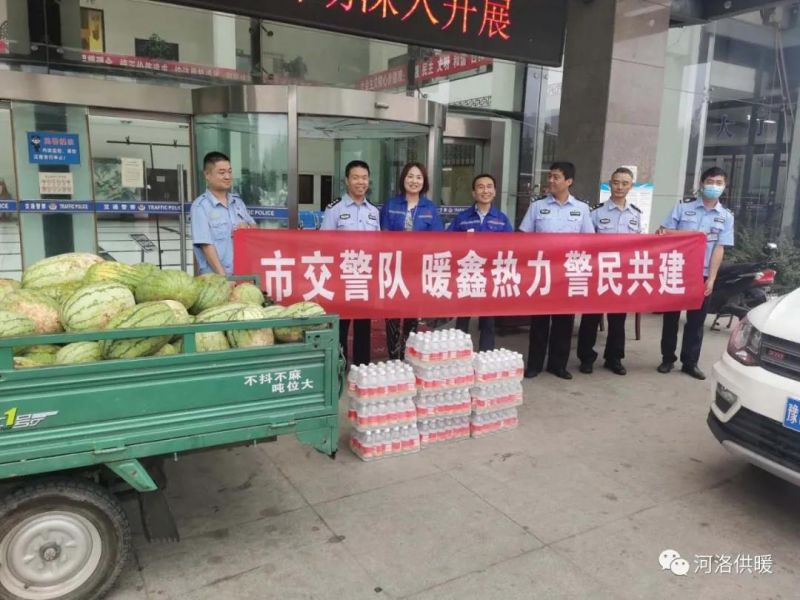 高溫下交警執(zhí)勤忙，暖鑫熱力送瓜送水送清涼